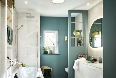 Petite salle de bain vert d'eau et blanc